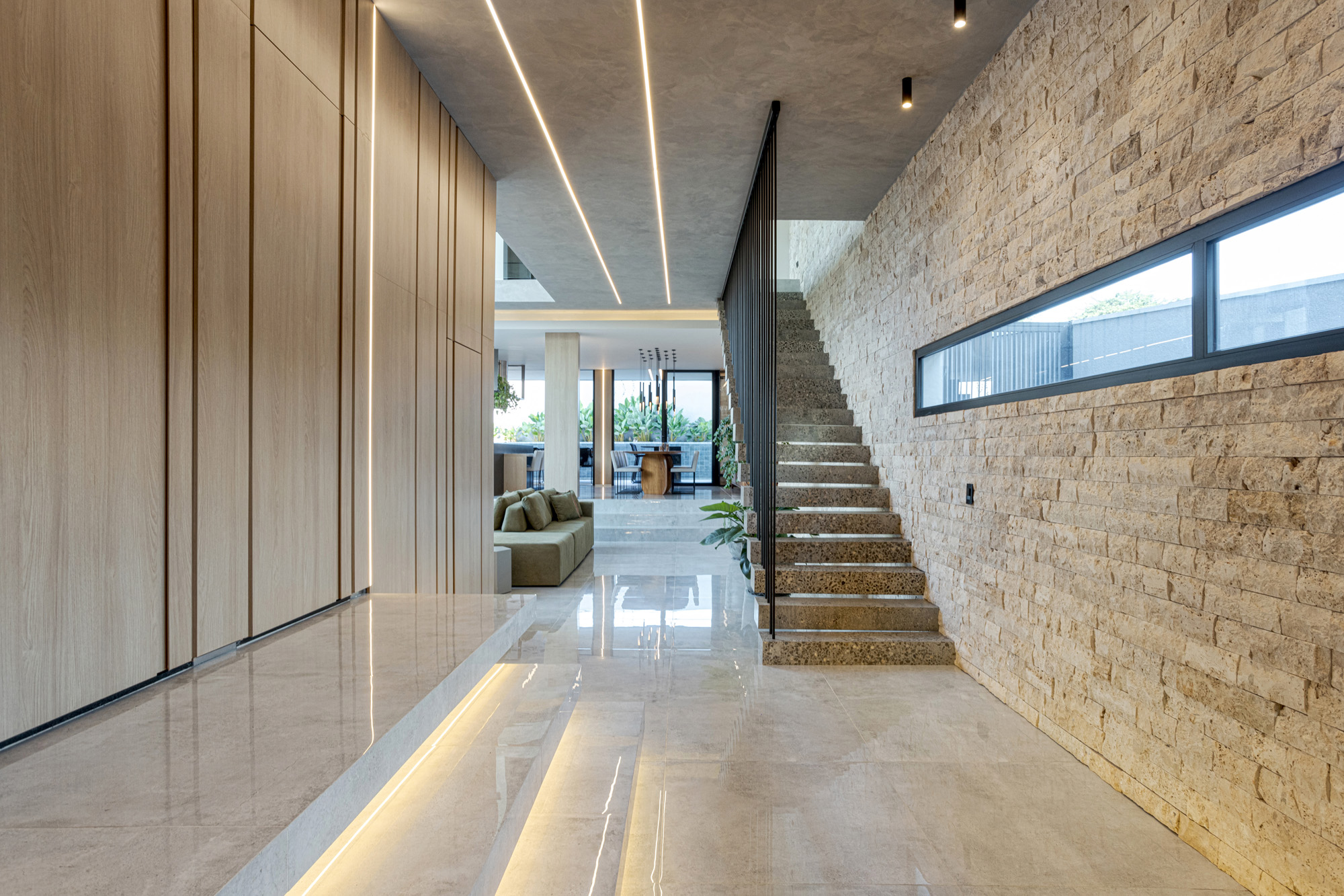 Casa Travertino — interiores de 350 m² em Maringá · PR por Micaella Costa Arquitetura
